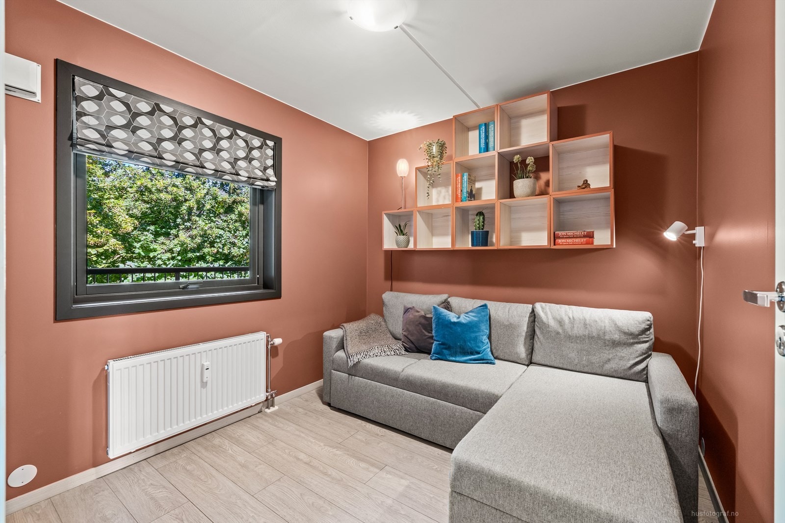 Soverom 2 har god plass til seng. Rommet er i dag innredet som en ekstra stue. Galleribilde