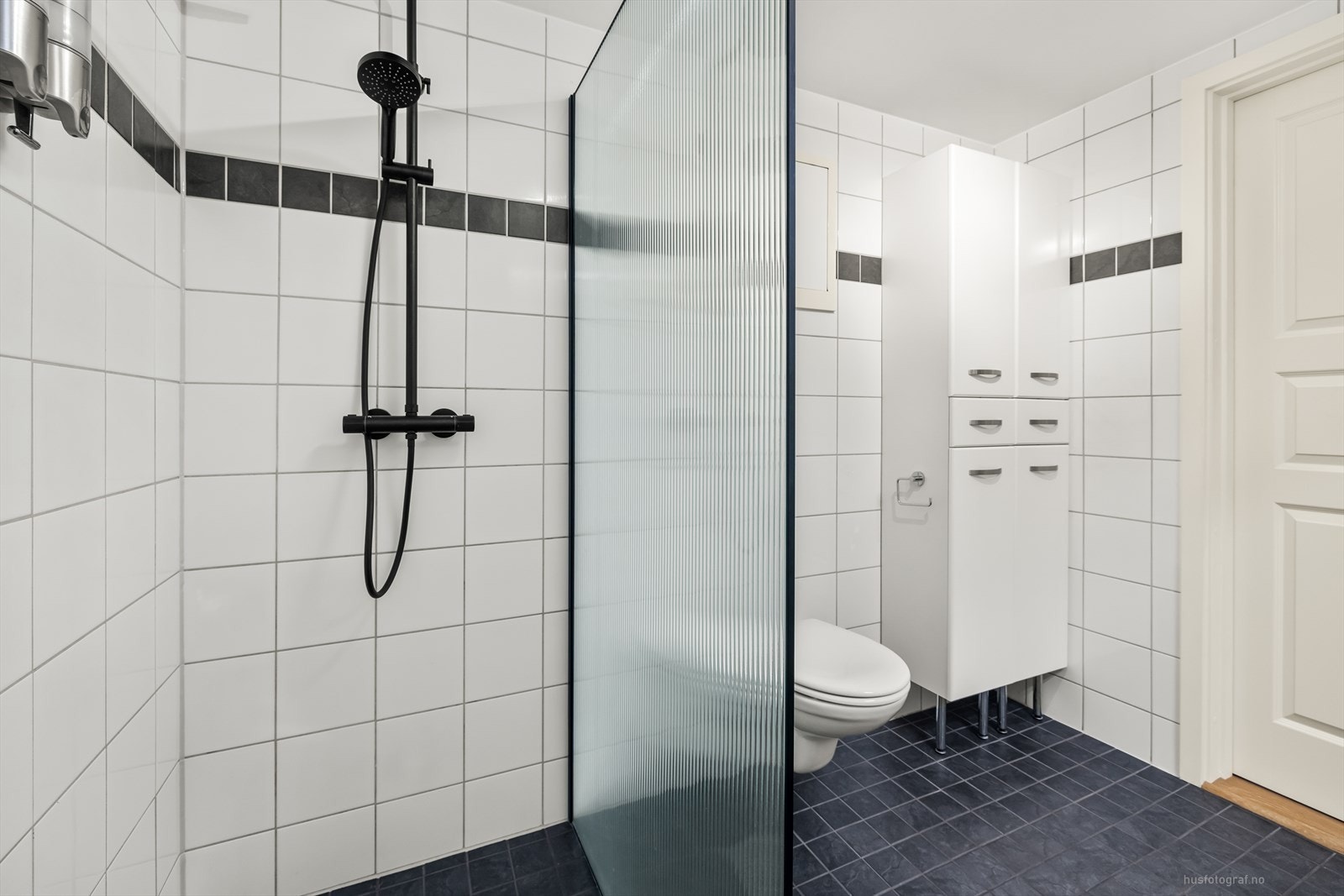 Pent helfliset bad med varmekabler i gulv. Galleribilde