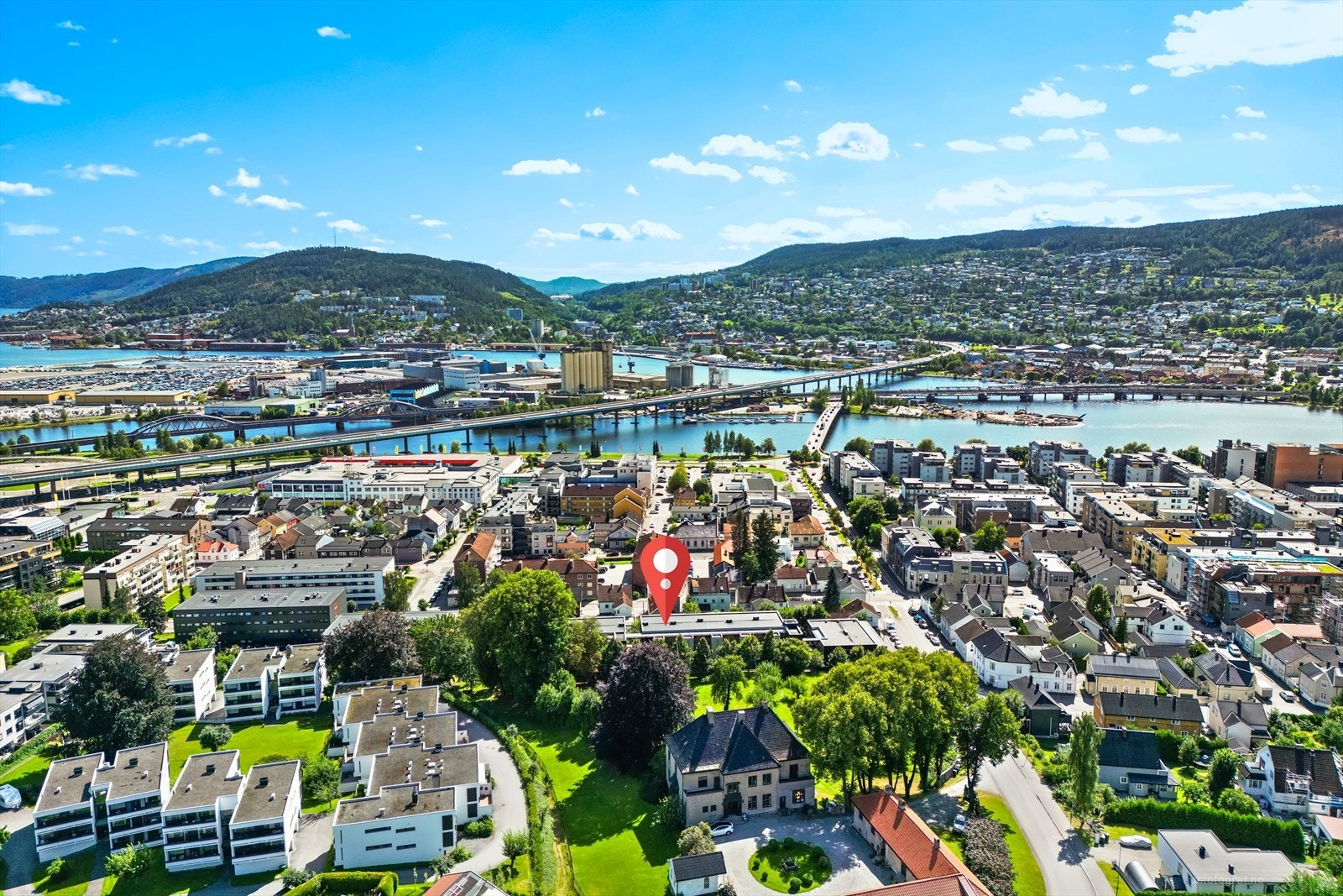 Kun ca. 5 minutters gange til CC kjøpesenter med butikker, restauranter, apotek, treningssenter, dagligvare m.m. Galleribilde