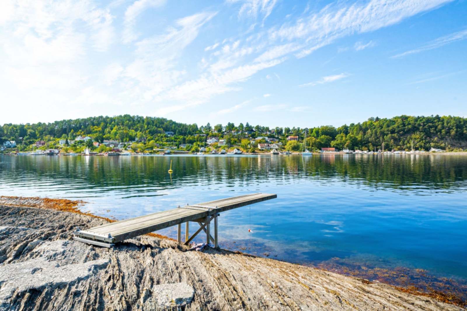 Langs fjorden ligger det flere populære badestrender Galleribilde