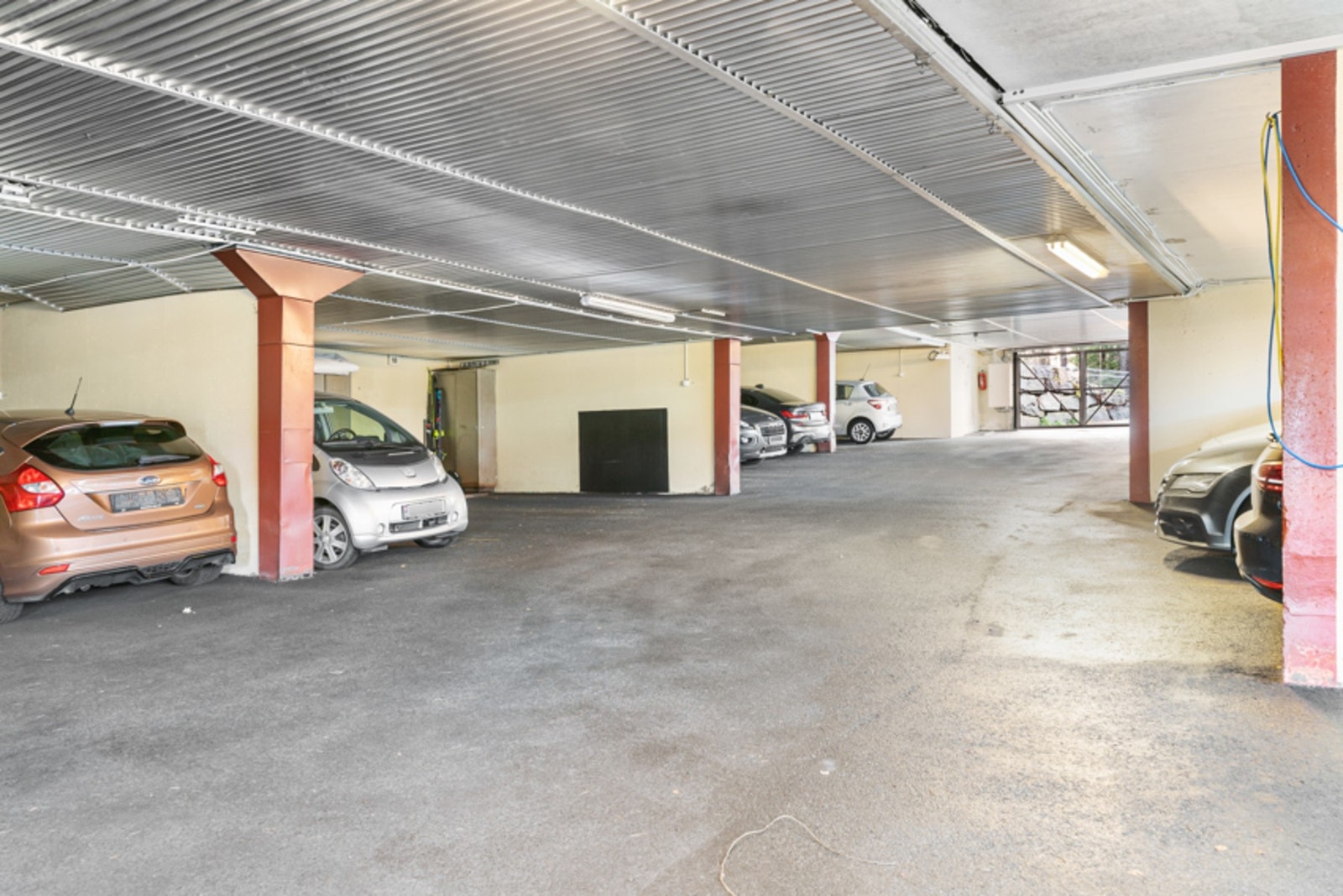 Sameiet har garasjeplasser som fordeles etter venteliste og felles utvendig parkeringsplass Galleribilde