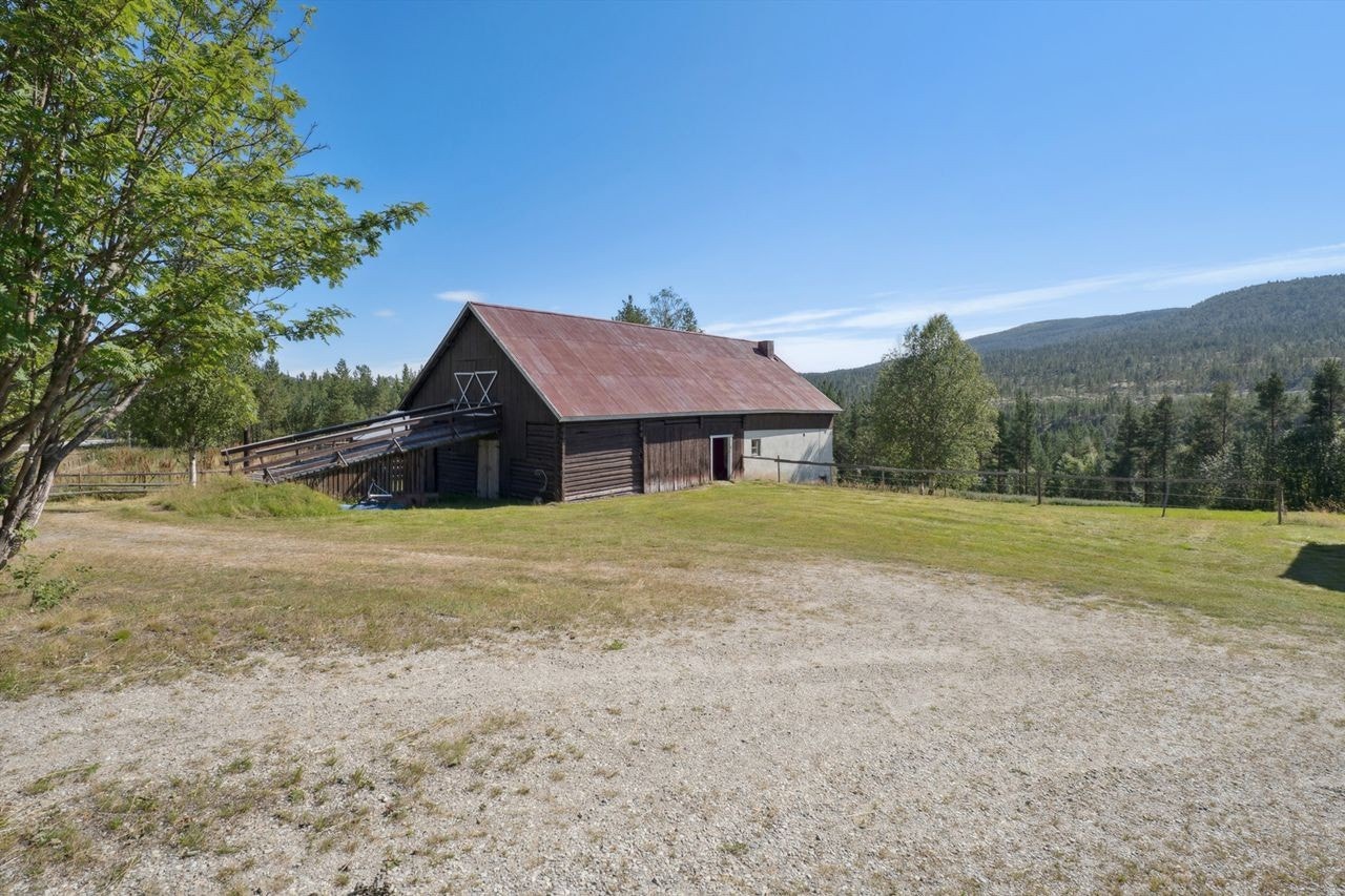 Driftsbygning med fjøs og låve. Galleribilde