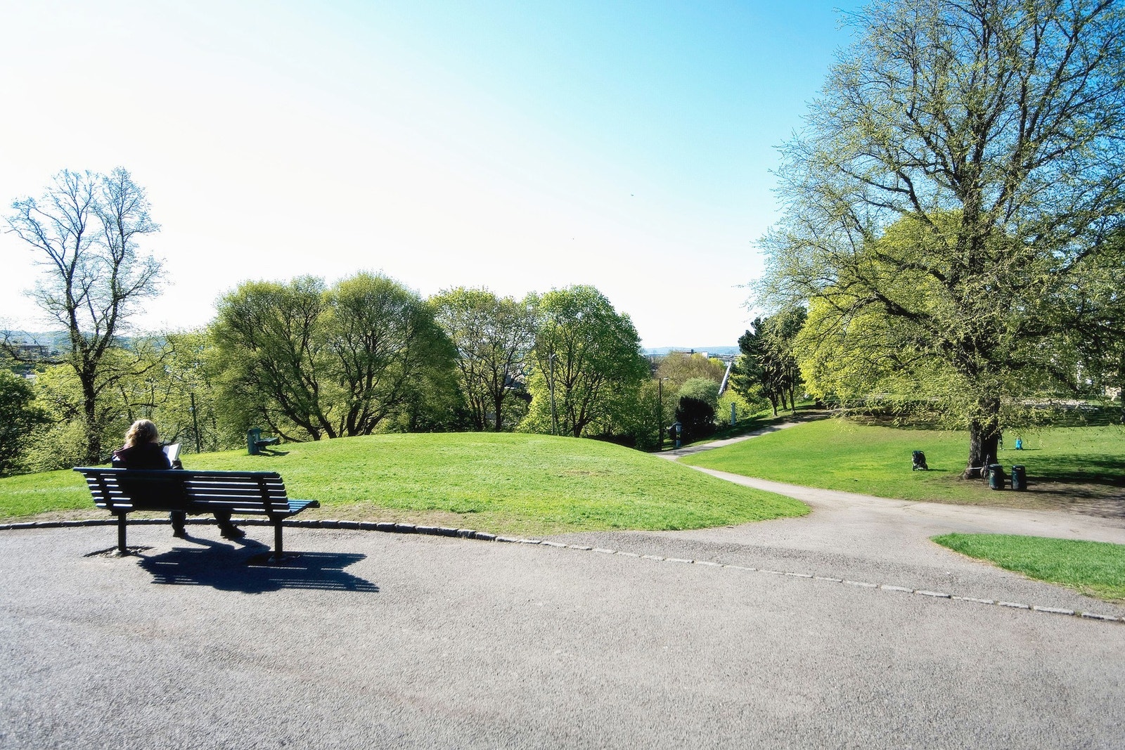 Grønne pustepauser midt i byen - Stensparken er et populært friområde på Bislett, perfekt for både rolige turer og late dager i solen. Galleribilde