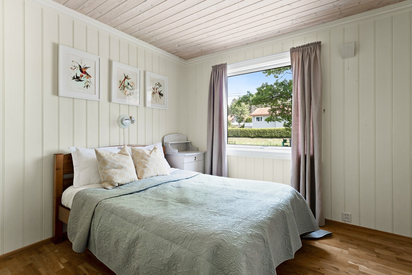 Hoveddelen har tre soverom og ett innredet rom som brukes som soverom. Galleribilde