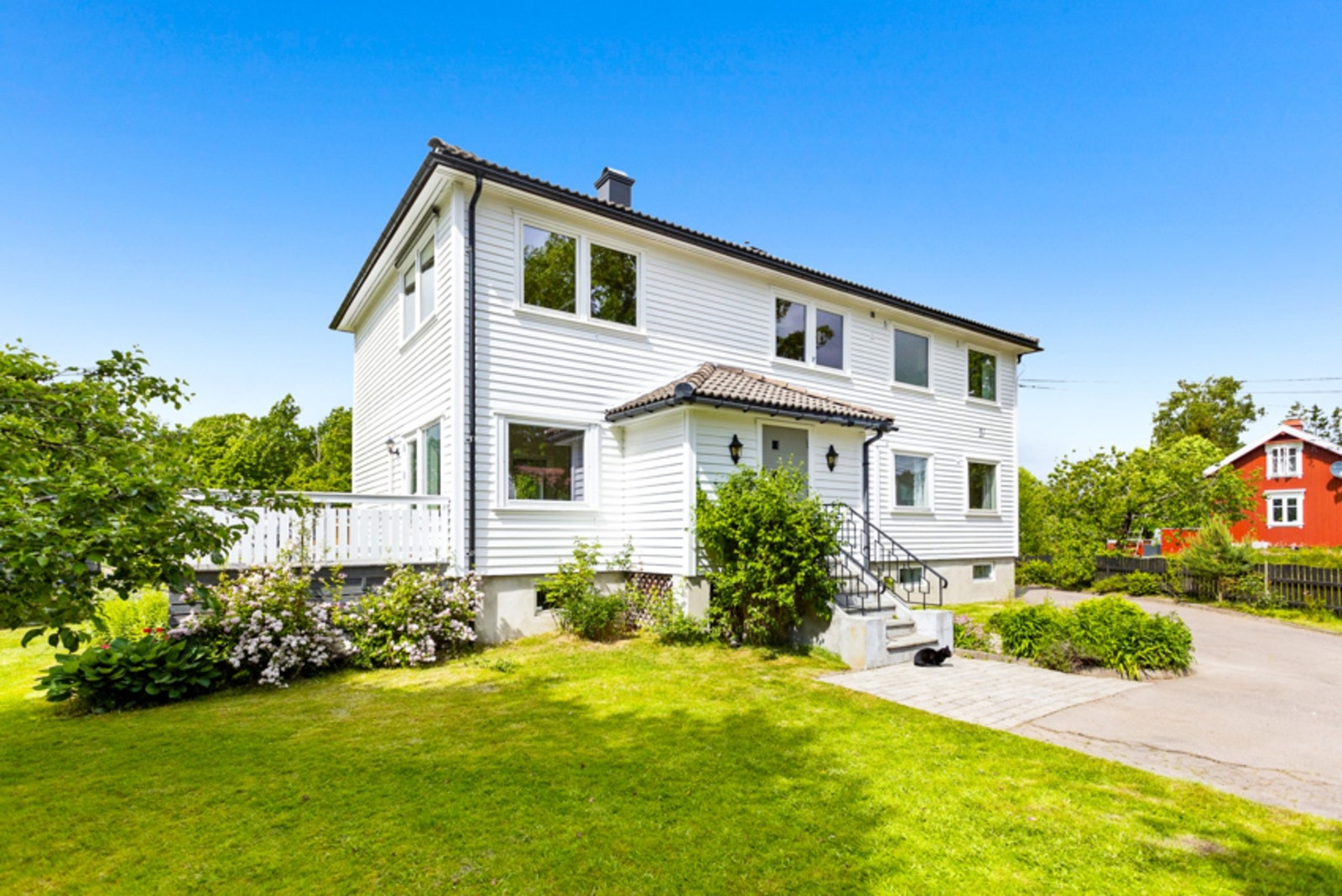 Hel tomannsbolig over 3 plan m/innholdsrik planløsning, solrik hage, flere uteplasser, drivhus og garasje. Barnevennlig. Galleribilde