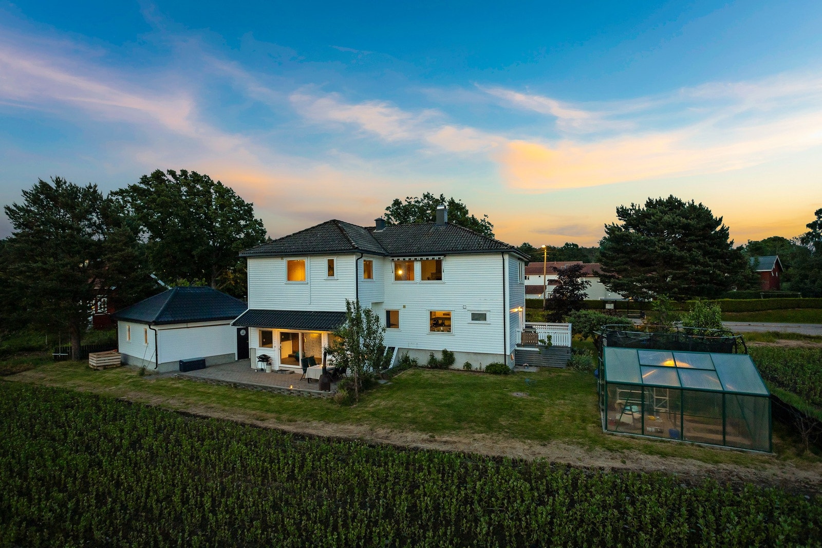 Eiendommen har solrik beliggenhet i et veletablert og barnevennlig område, kun få minutter unna gode servicetilbud og idylliske rekreasjonsområder. Galleribilde