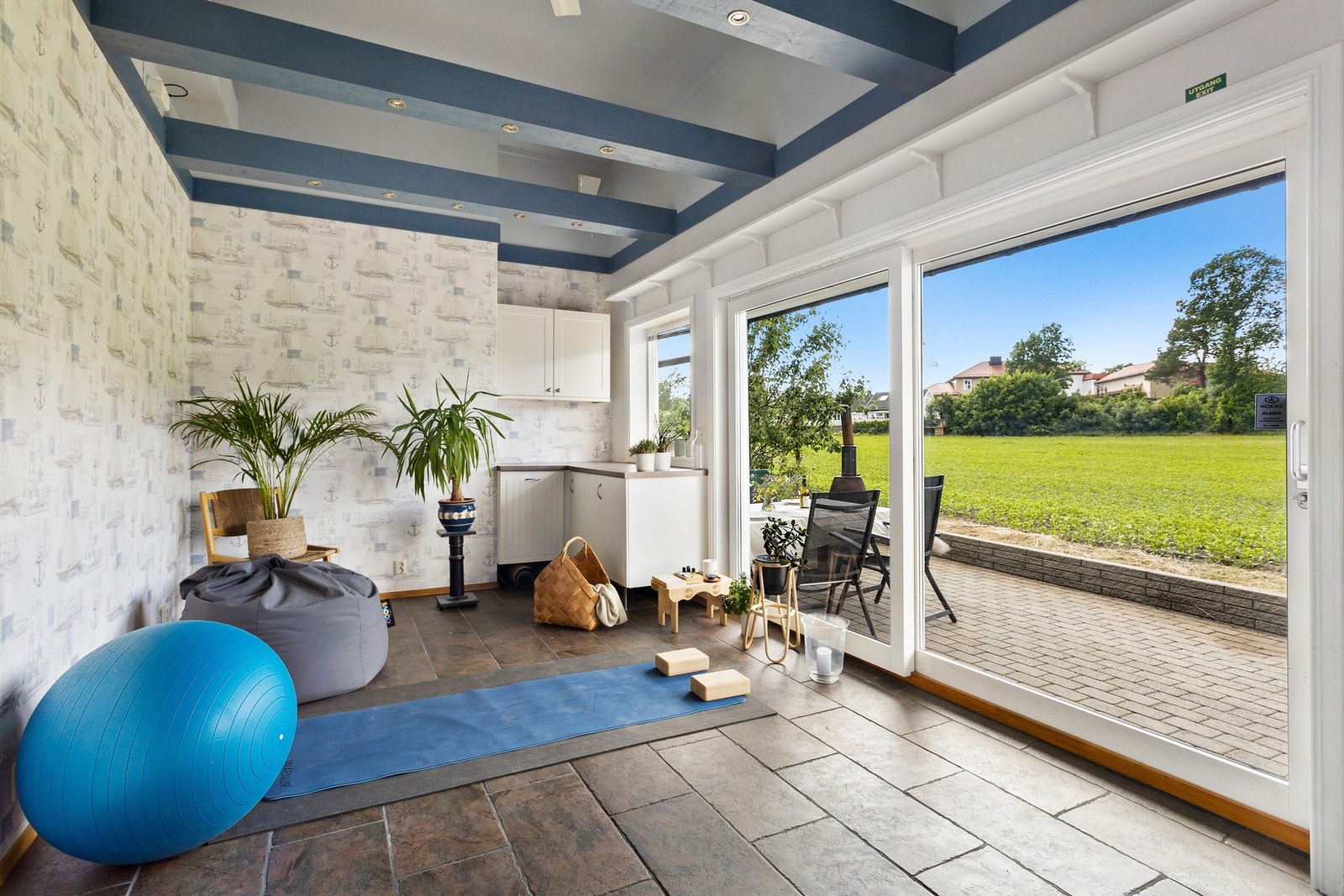 Hagestuen er opprinnelig godkjent som garasje og er ikke bruksendret fra tilleggsdel til hoveddel. Galleribilde