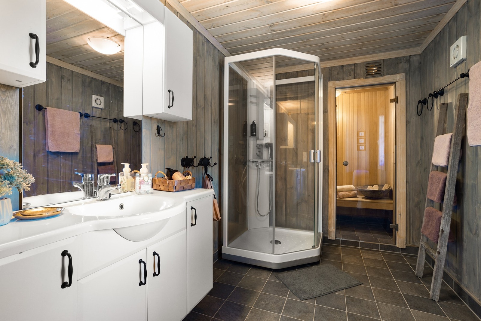 Bad/wc med tilgang til badstue Galleribilde