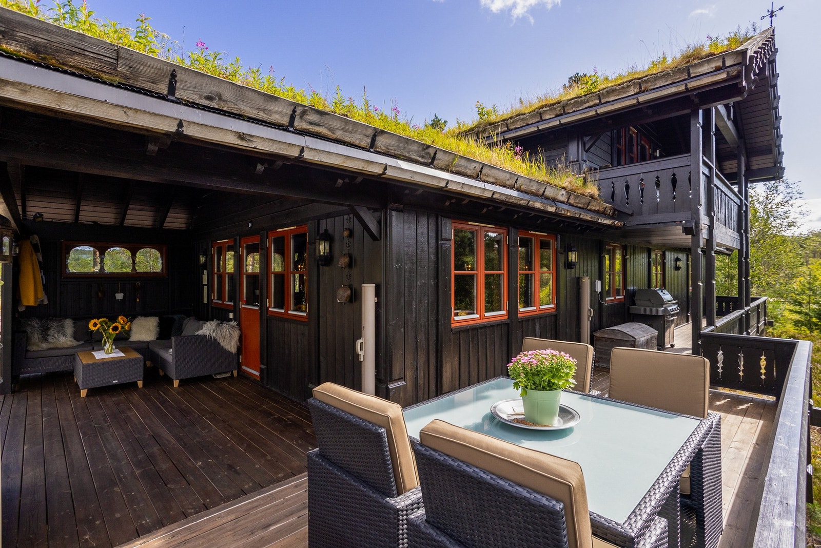 Romslig terrasse med en overbygget del Galleribilde