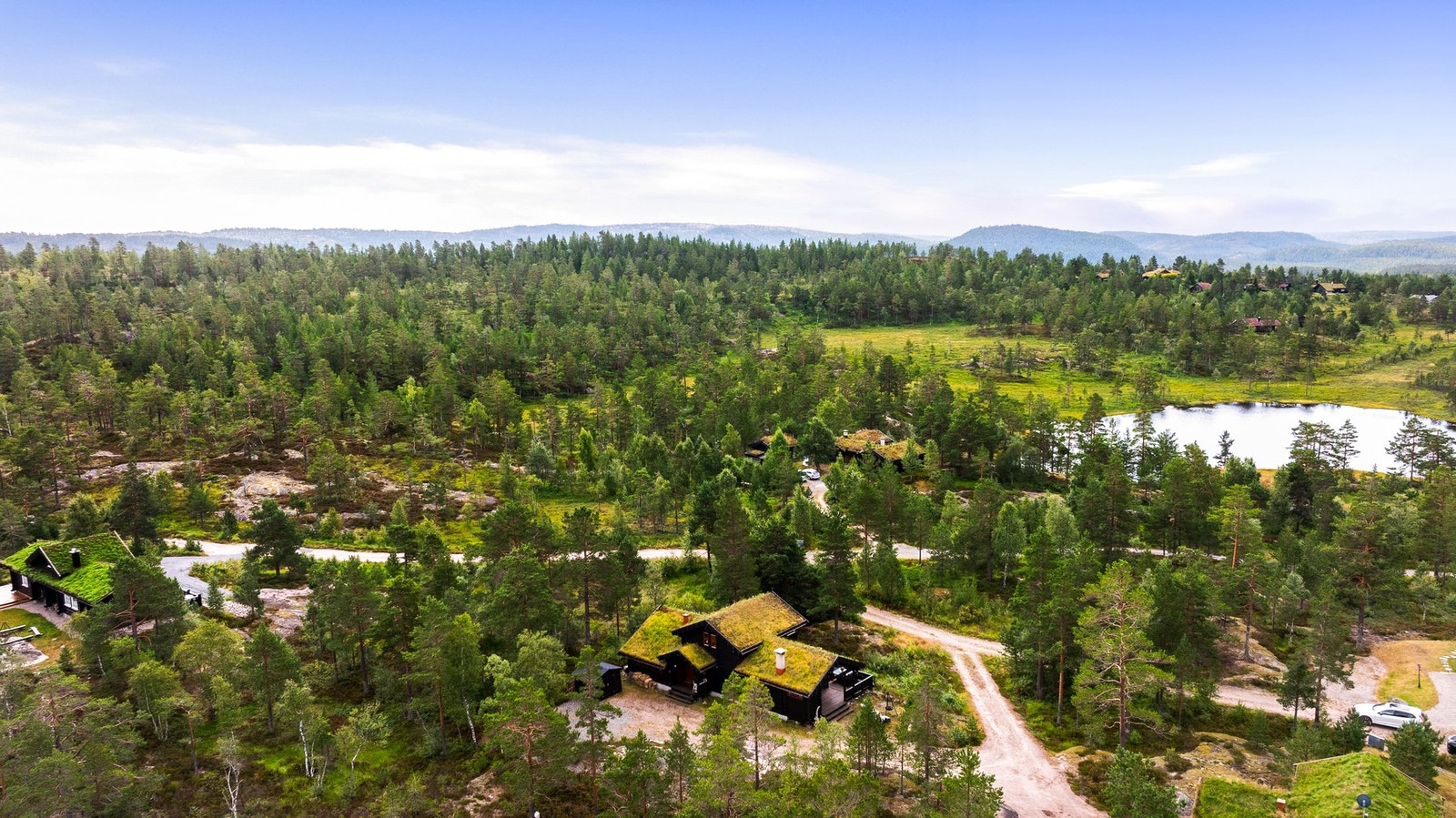 Fra hytta er det kort vei til vannet med brygge og strand. Her er det fine forhold for bading og fisking. Galleribilde