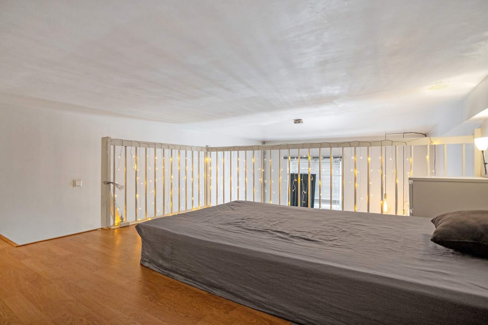 God plass til dobbeltseng på hemsen. Galleribilde