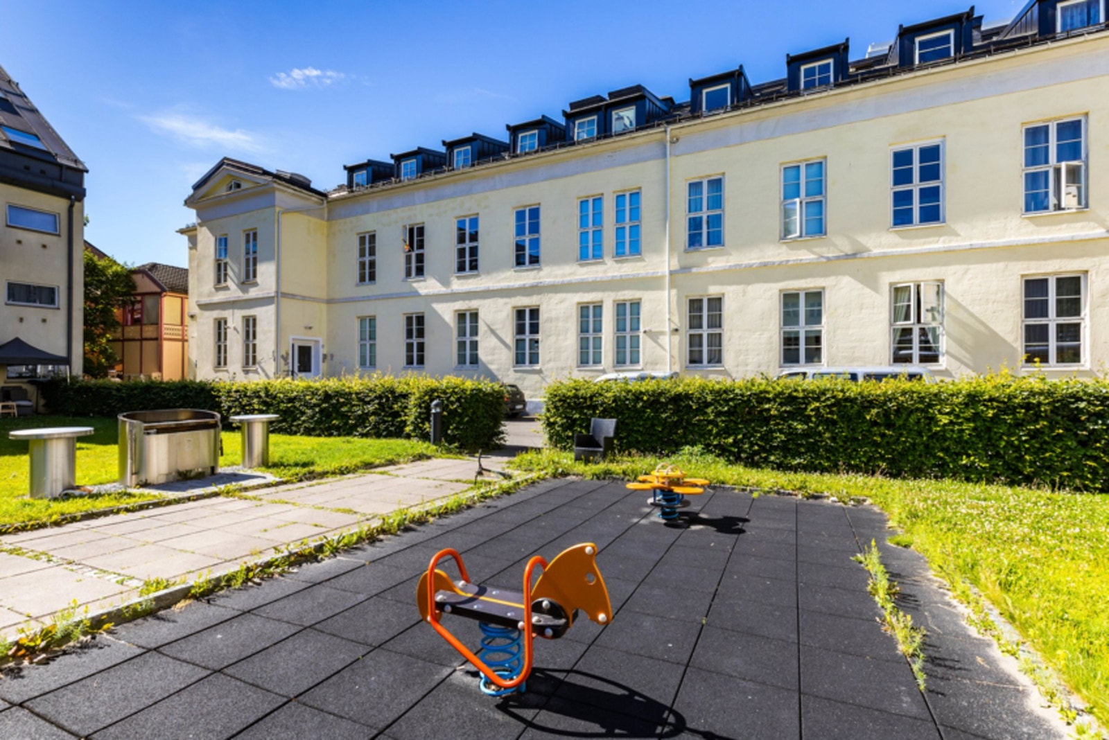 Det er opparbeidet flotte fellesarealer med sitteplasser, lekeplass og gressplen. Galleribilde