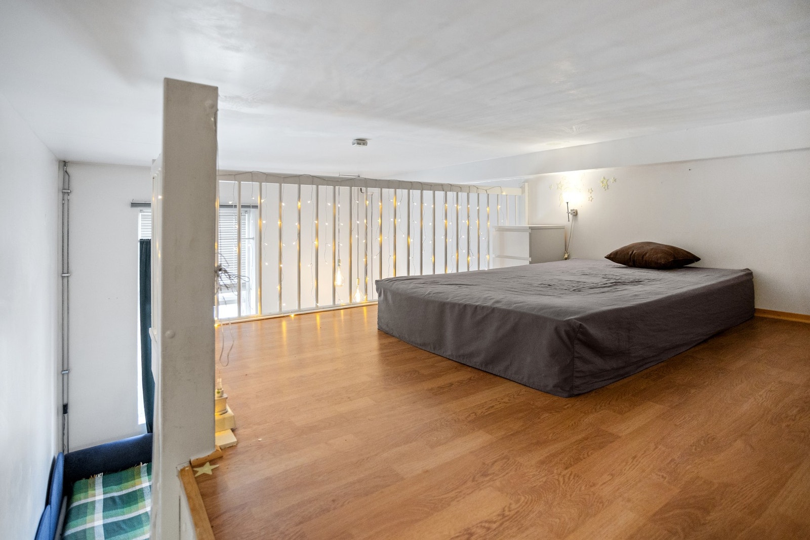 Hemsen gir ekstra rom for både soveplass og lagring, og utnytter takhøyden på en smart måte. Galleribilde