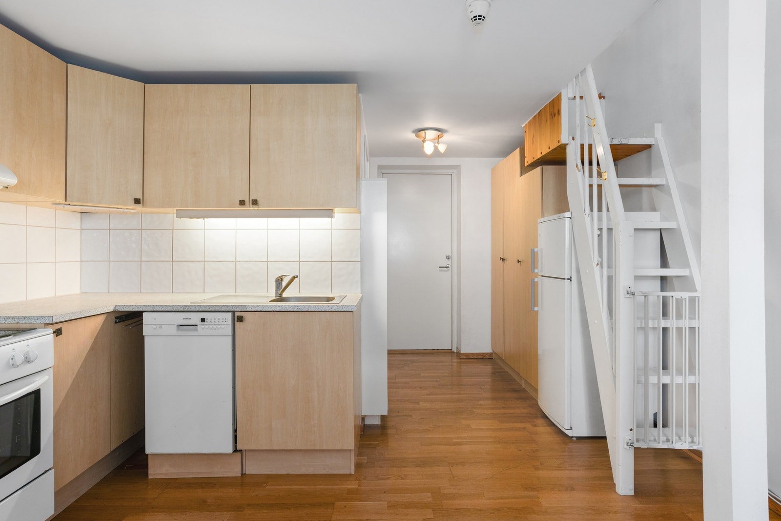 En trapp opp fra stuen leder opp til en hems på 9 kvm. Galleribilde