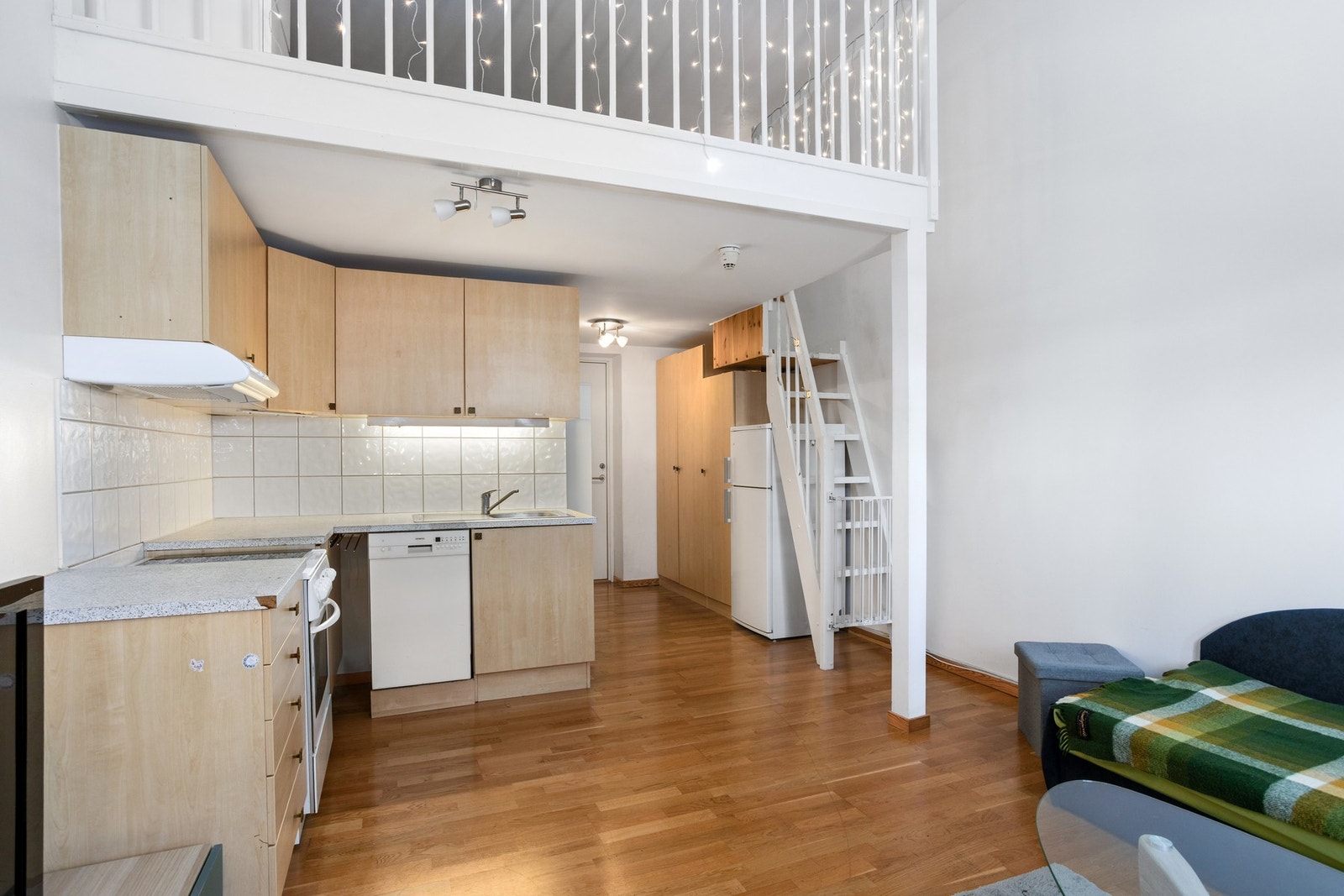 PrivatMegleren v/ Vetle Haug Kristensen har gleden av å presentere denne arealeffektive 1-roms andelsleiligheten med sentral beliggenhet rett ved togstasjonen, svært god takhøyde og hems. Galleribilde