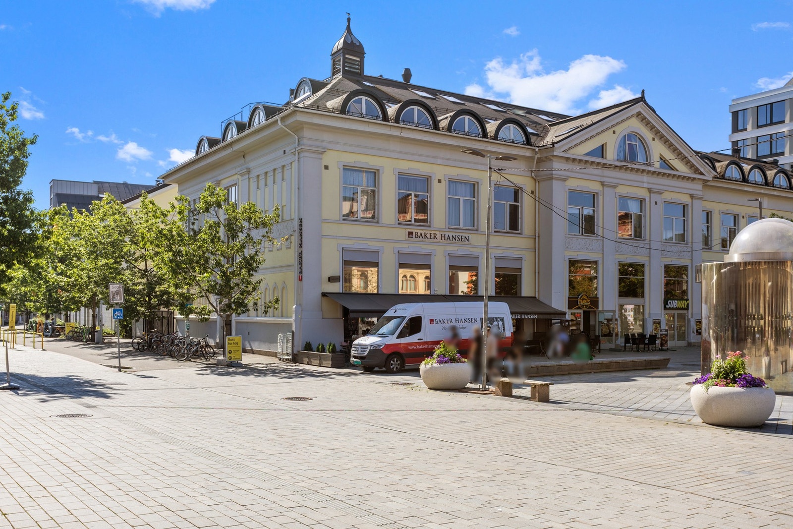 Leiligheten ligger sentralt og attraktivt til på Strømsø i Drammen. Jernbanestasjonen er lokalisert rett utenfor døra, og det tar få minutter å gå til Marienlyst og Strømsø torg. Galleribilde