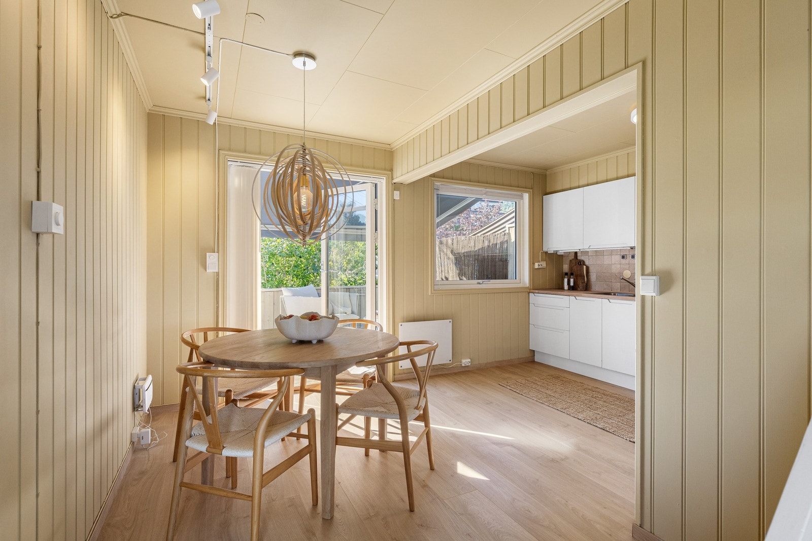 Lys og luftig spiseplass tilknyttet kjøkken. Store vinduer gir godt med naturlig lys. Galleribilde