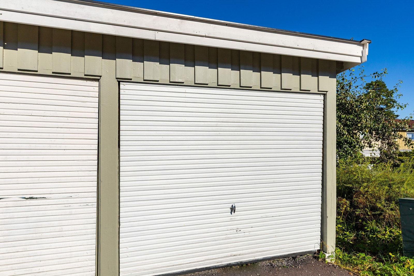 Boligen disponerer en garasjeplass i felles rekke. Galleribilde