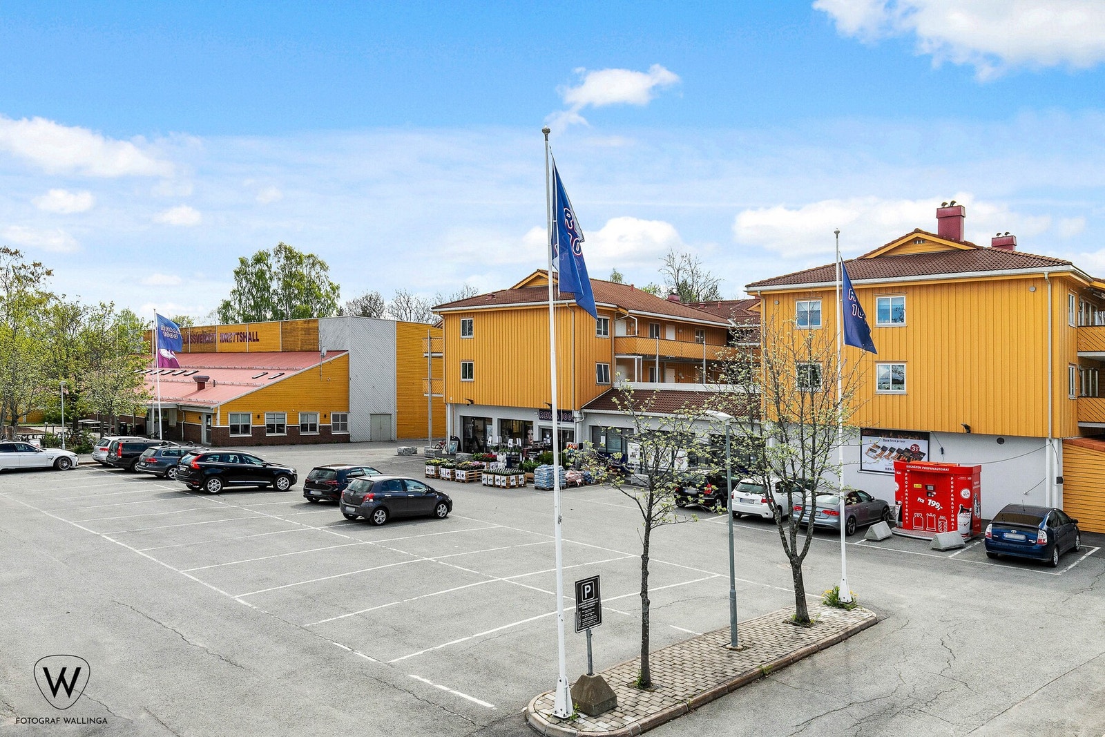 Rema 1000 og Glassverket Idrettshall ligger også innenfor gangavstand. Galleribilde