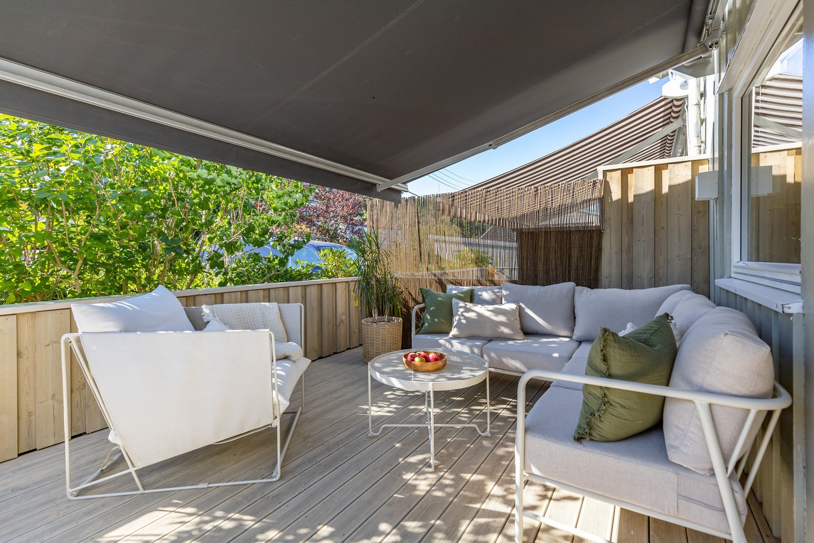 Lys og romslig terrasse med markise og sittegruppe. Galleribilde