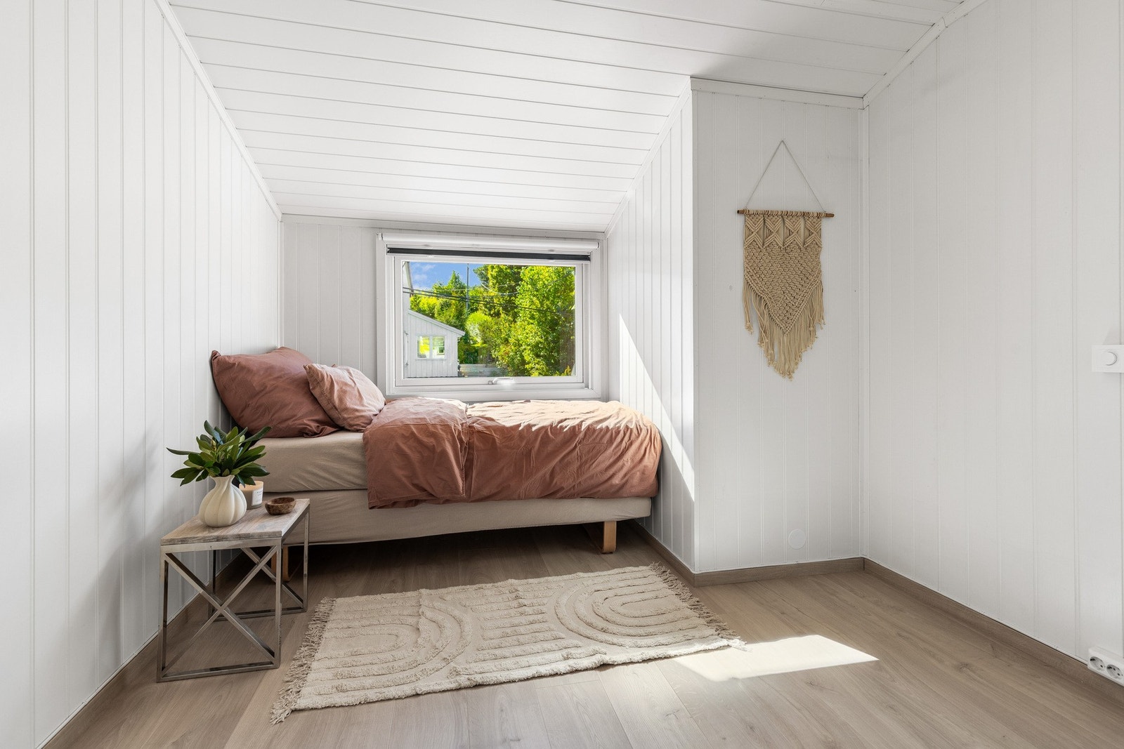 Lyst soverom med plass til seng i nisje. Galleribilde