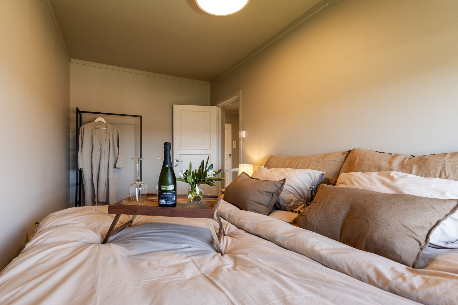 Lyst soverom med dobbeltseng, og plass til garderobeskap. Galleribilde