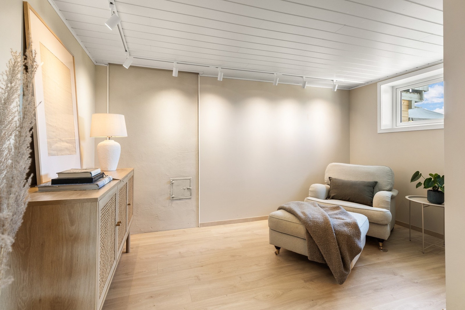 Innredet kjellerstue innenfor entreen. Galleribilde