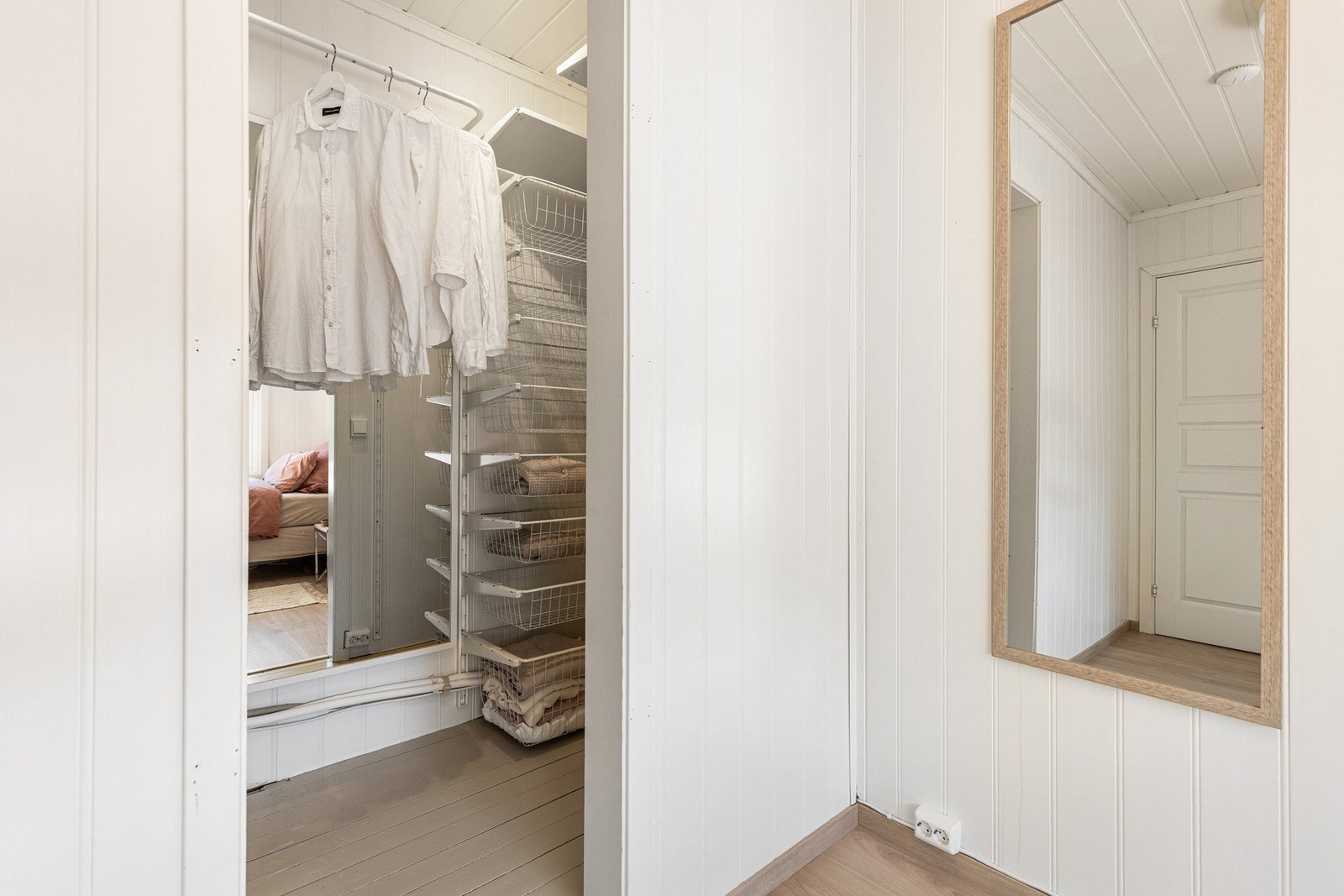 Lyst og praktisk garderoberom med speil og gode oppbevaringsmuligheter. Galleribilde