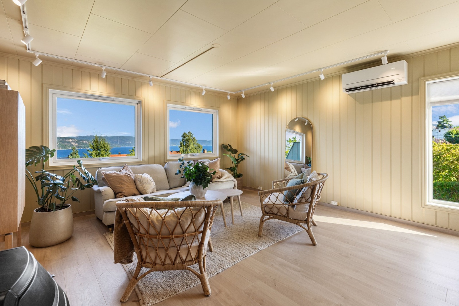 Stuen har varmepumpe og peisovn Galleribilde