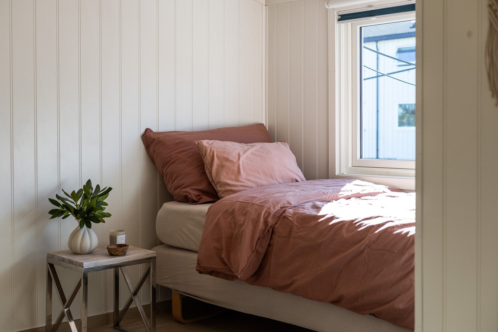 Lyst soverom med vindu som slipper inn mye naturlig lys. Galleribilde