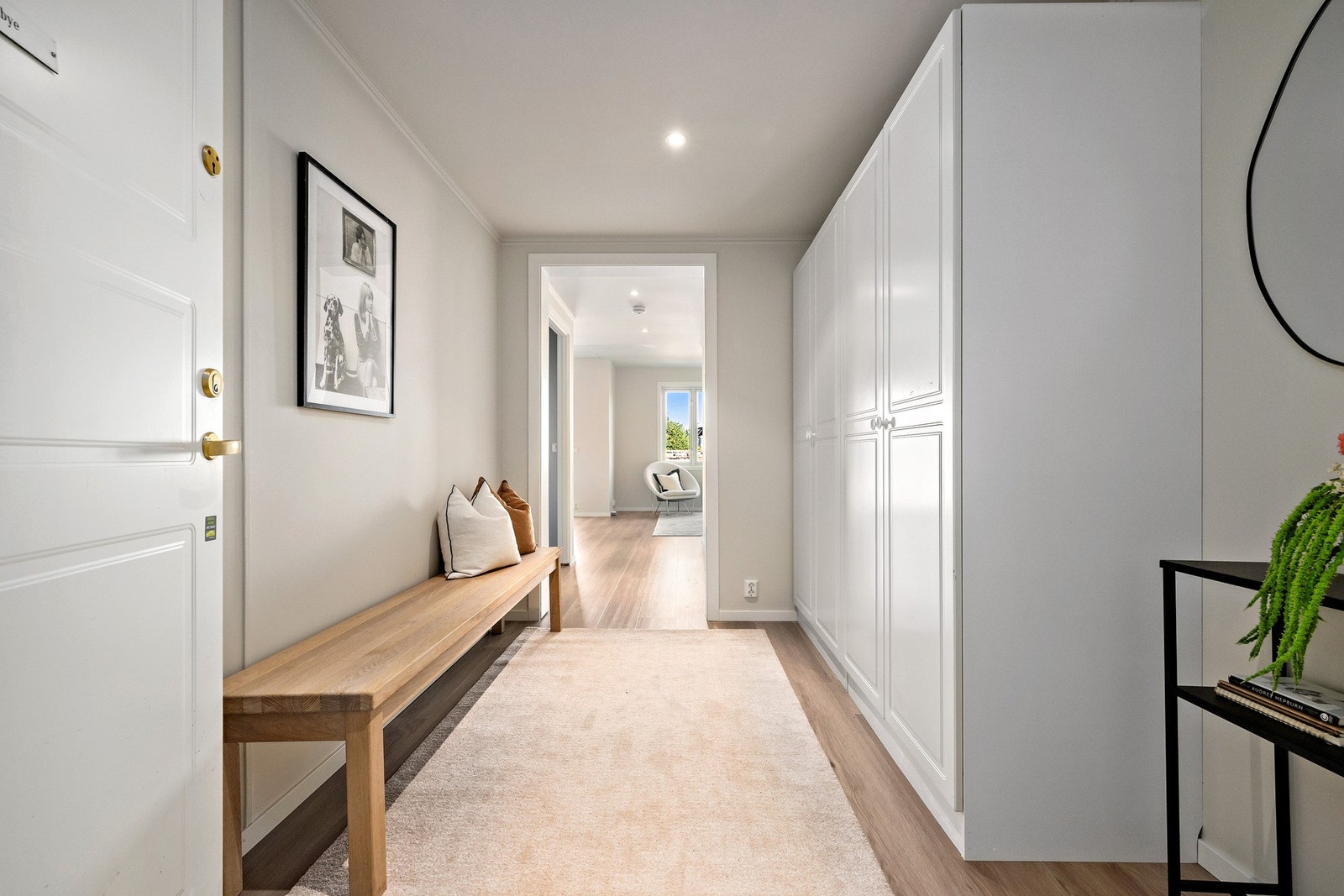 Her er det rikelig med plass til oppbevaring av yttertøy og sko Galleribilde