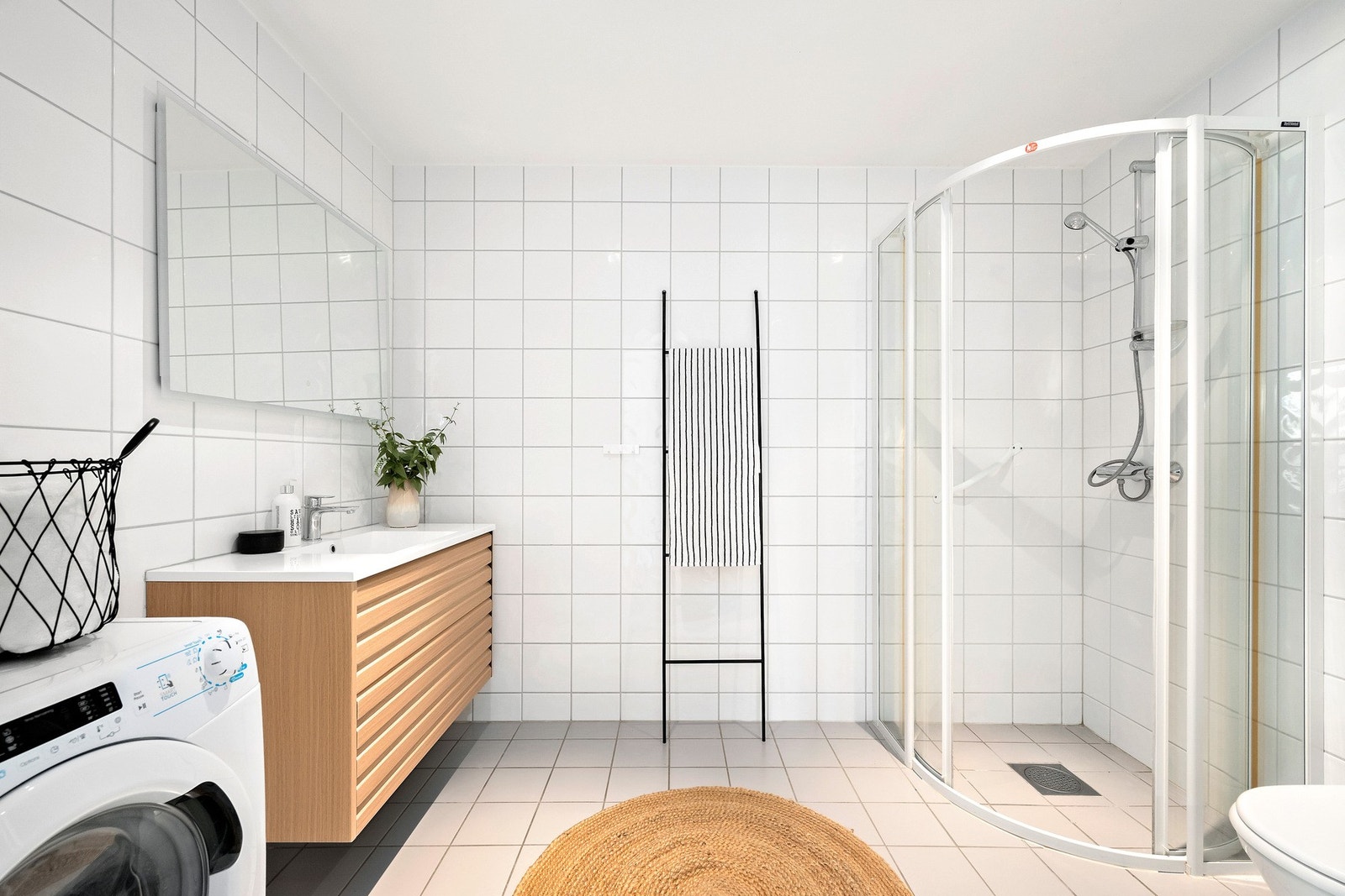 Helfliset baderom med varme i gulv og downlights i himling Galleribilde