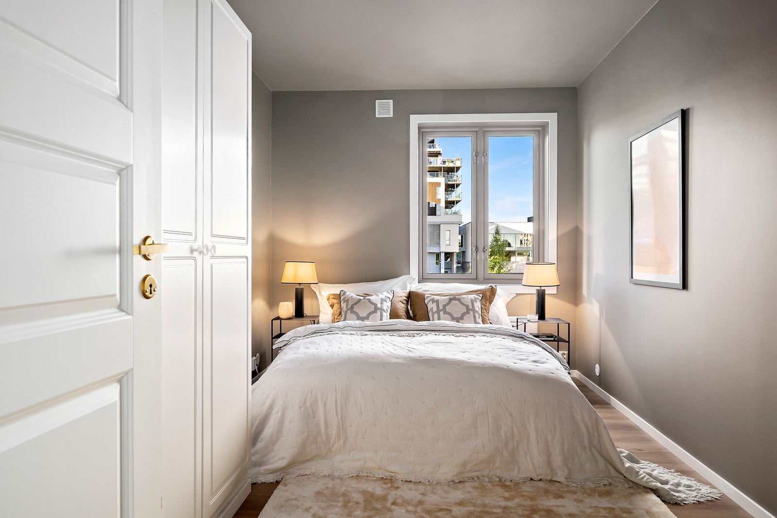 Soverommet er av god størrelse med god plass til stor seng og nattbord Galleribilde