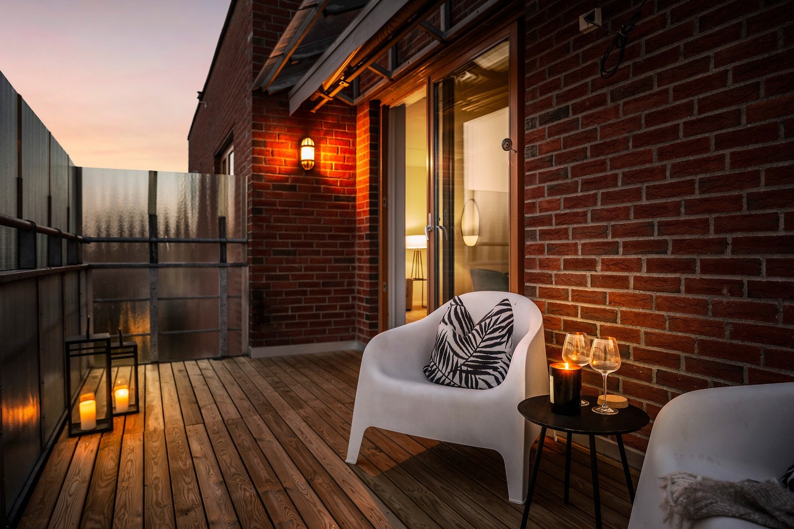 Balkongen kan enkelt innredes med en hyggelig sittegruppe og annet ønsket dekor Galleribilde