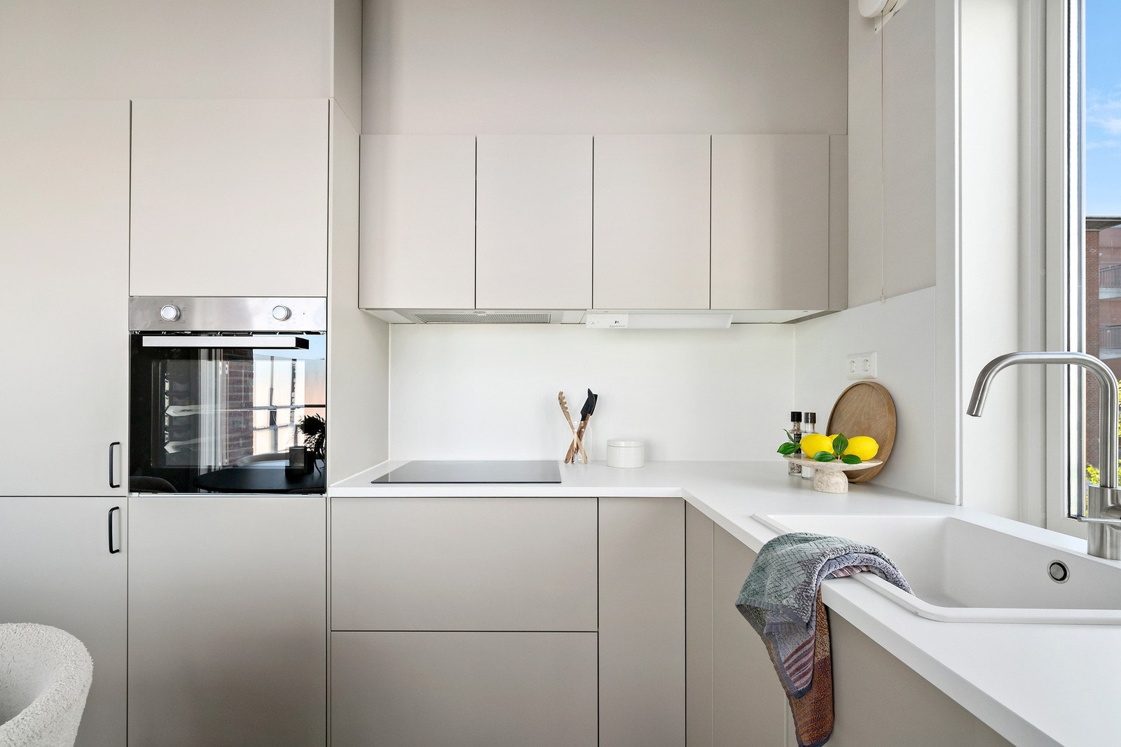 Kjøkkenet har integrerte hvitevarer, også nye i 2025 Galleribilde