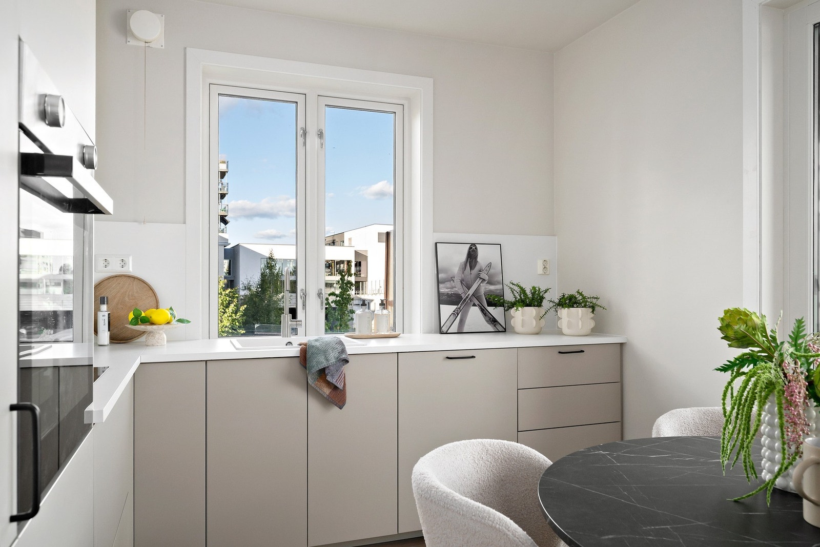 Rikelig med skap- og benkeplass sørger for et funksjonelt og arbeidsvennlig kjøkken Galleribilde