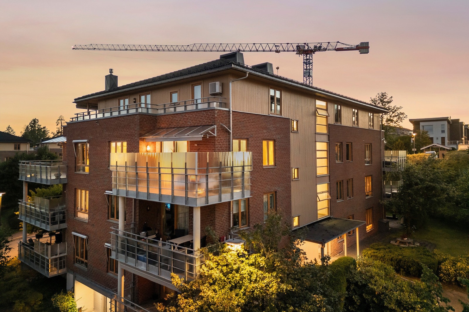 Leiligheten har en attraktiv beliggenhet midt i hjertet av trivelige Bekkestua sentrum Galleribilde