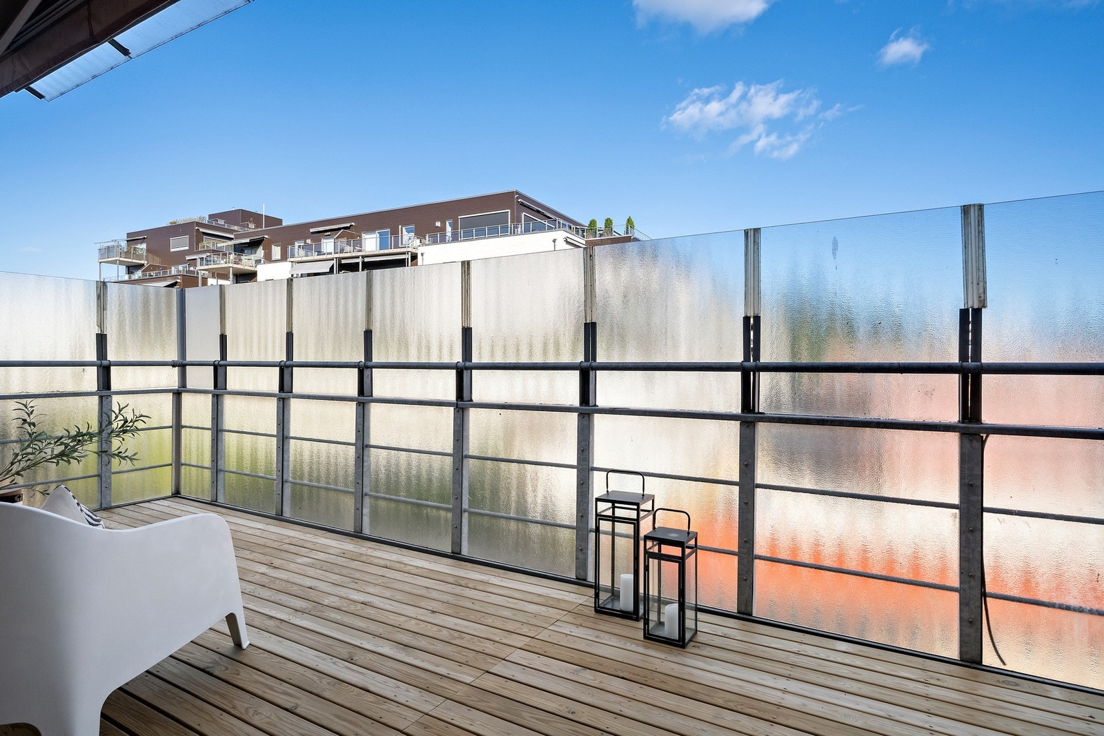 Frostet rekkverk sørger for minimalt med innsyn Galleribilde