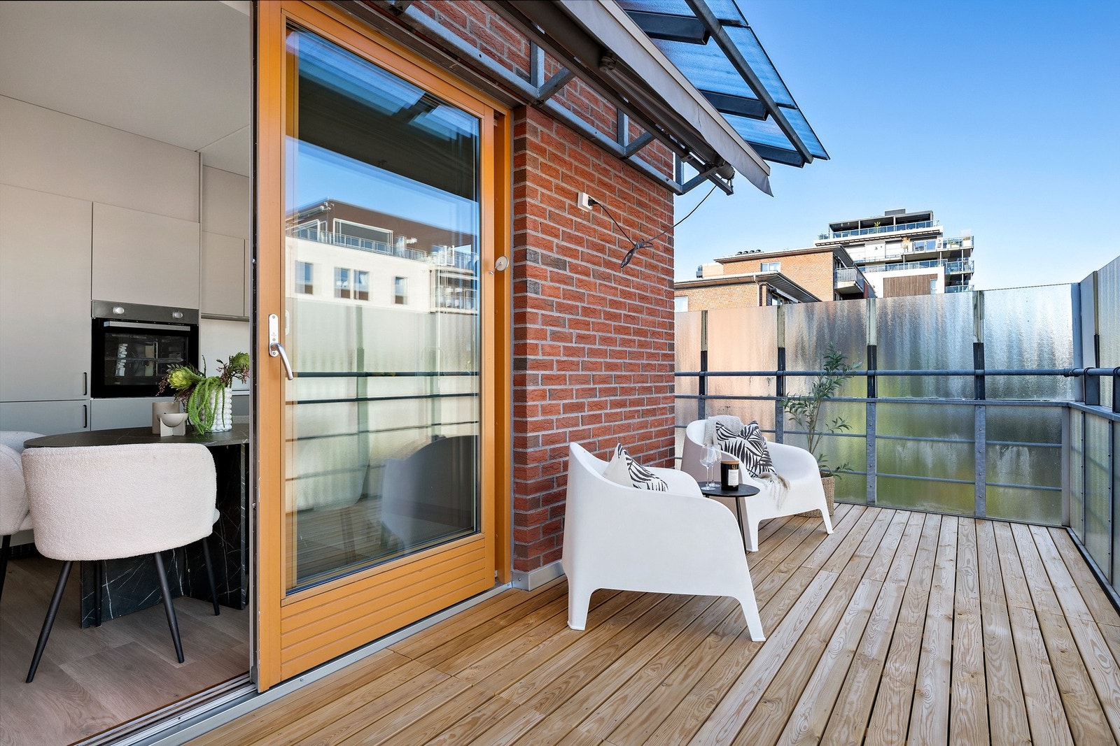 Boligens balkong måler hele 14 kvm og har en sørøst-vendt beliggenhet Galleribilde