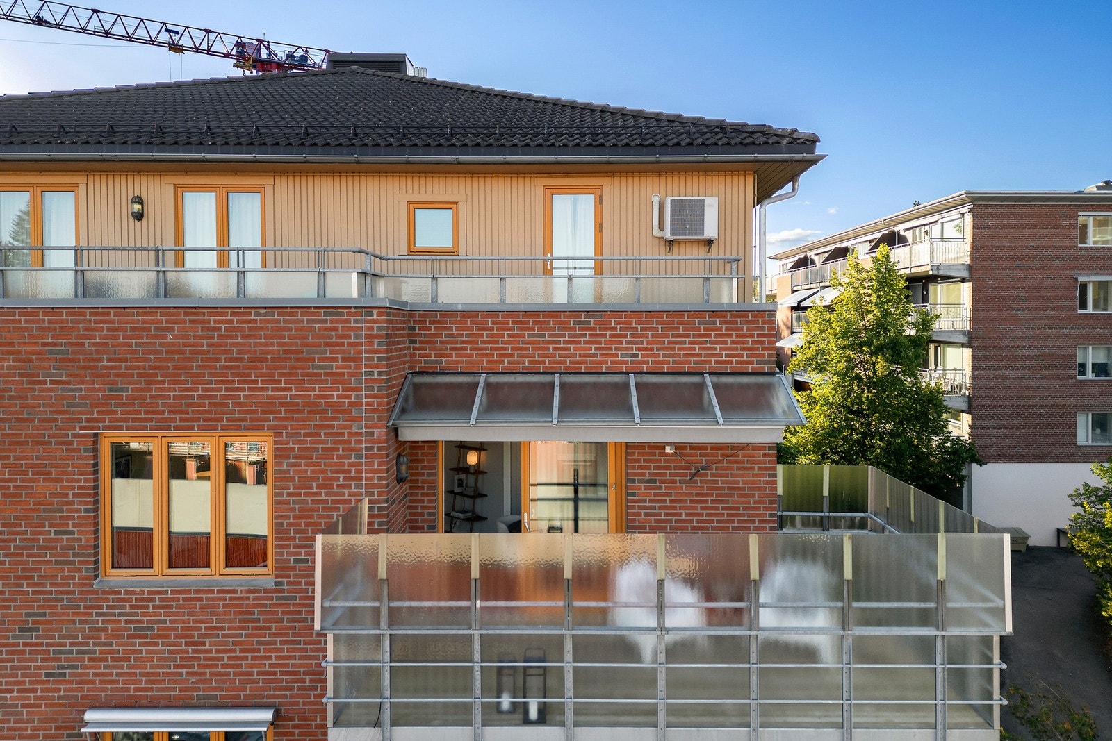 Fasade - Det medfølger leiligheten en parkeringsplass i felles garasjeanlegg samt en ekstern bod i kjeller på 5 kvm Galleribilde