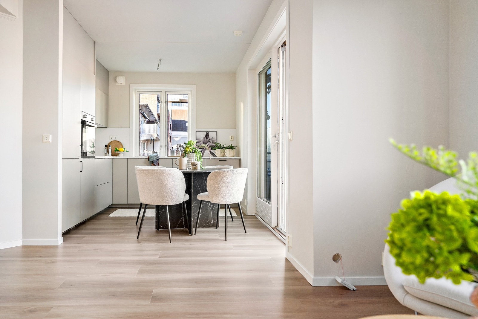 Spisestuen får sin naturlige plassering i tilknytning kjøkkenet Galleribilde