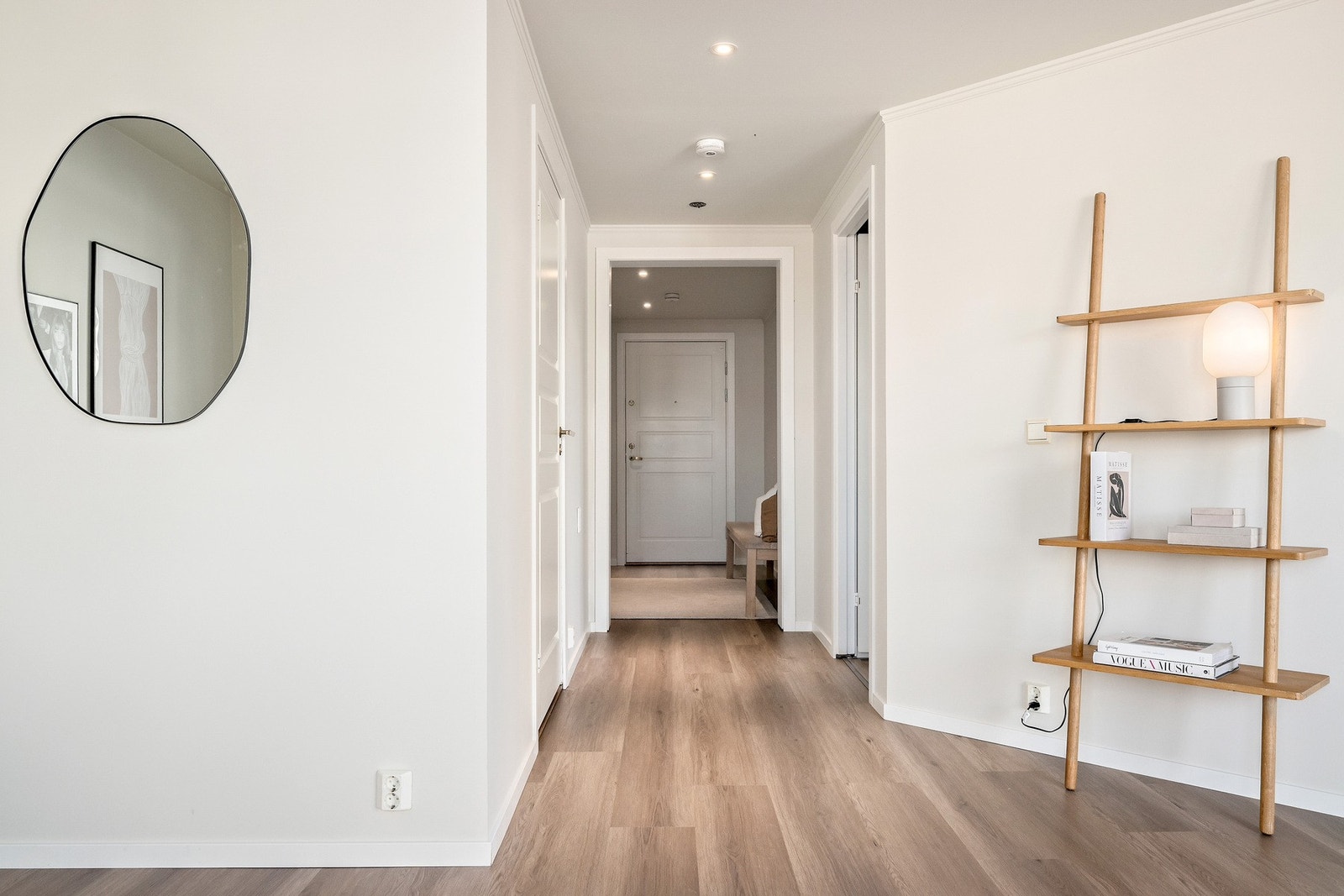 Leiligheten ble pusset opp i 2025, hvor det blant annet er lagt nytt gulv, malt vegger, himling og belistning Galleribilde