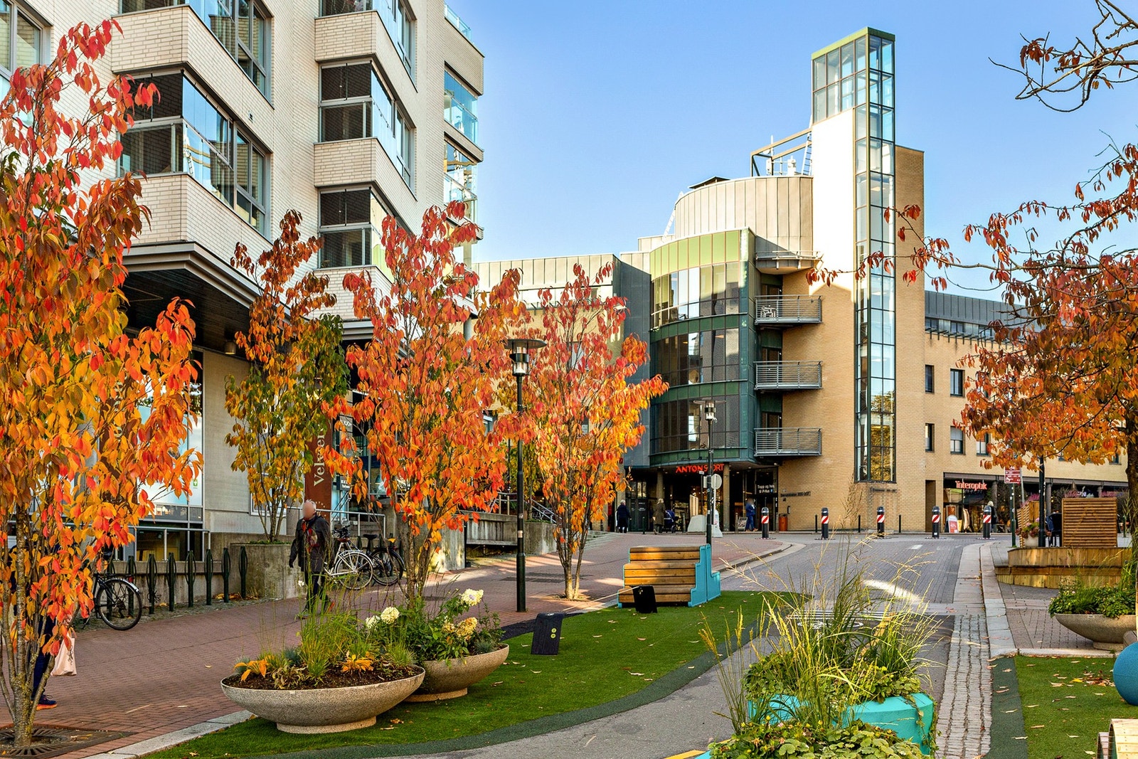 Kun 3 minutters gange fra boligen finner du Bekkestua senter med flere butikker, spisesteder og andre diverse fasiliteter og servicetilbud Galleribilde