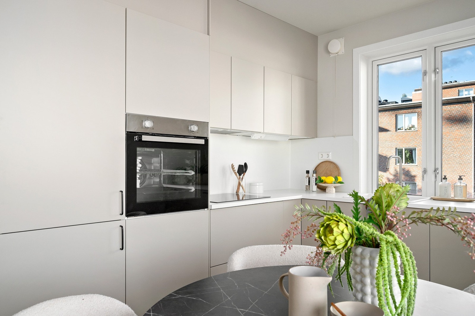 Lekker kjøkkeninnredning fra 2025 med glatte fronter og benkeplate av laminat Galleribilde