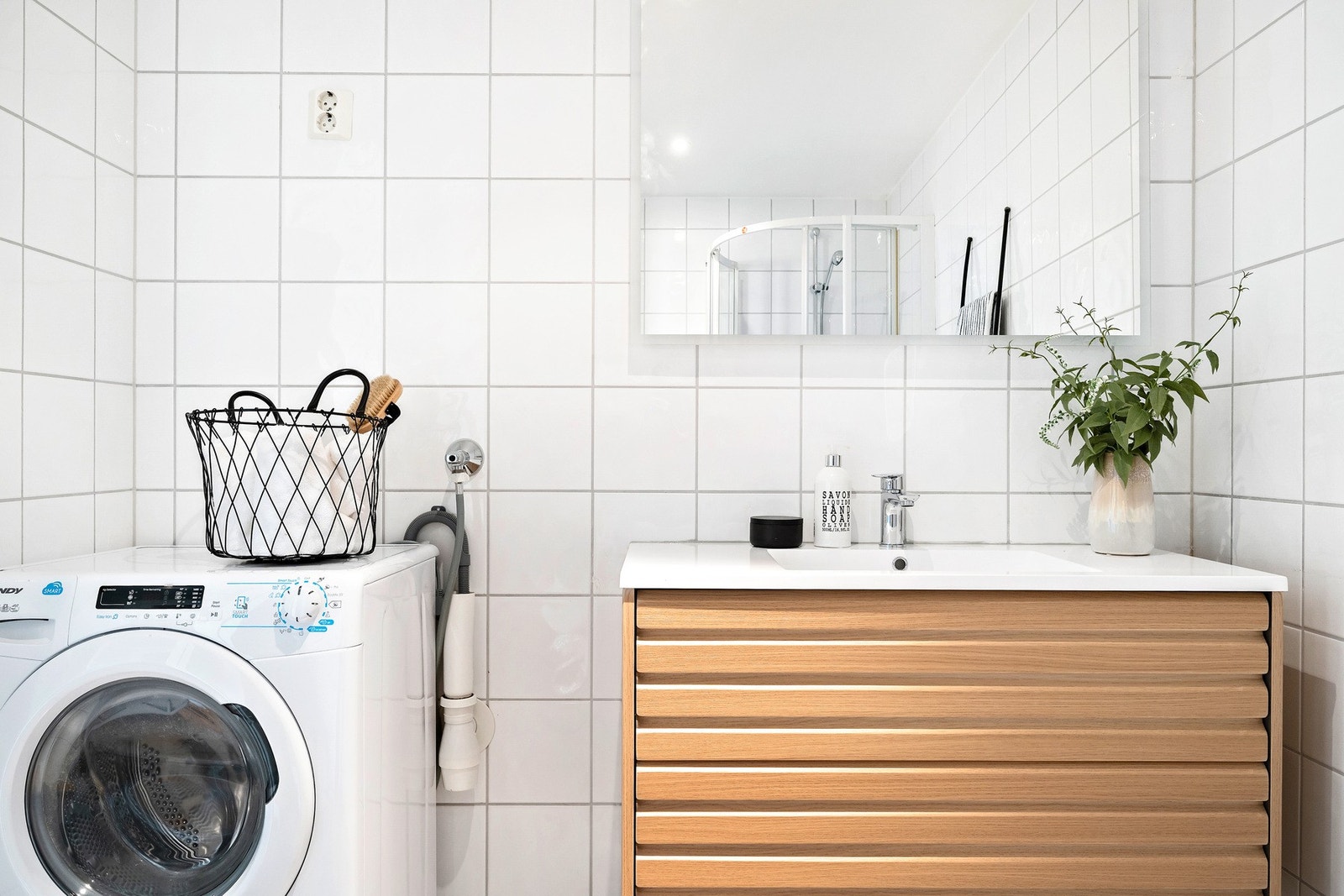 Baderommet er innredet med nytt servantskap, servant og speil fra 2025 og har både plass og opplegg for vaskemaskin Galleribilde