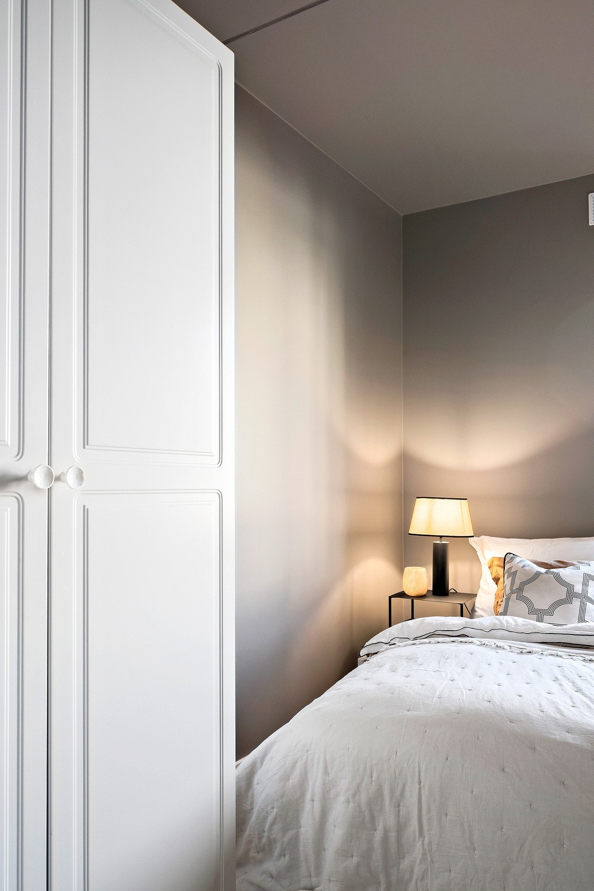 Det er også god plass til en romslig garderobeinnredning Galleribilde