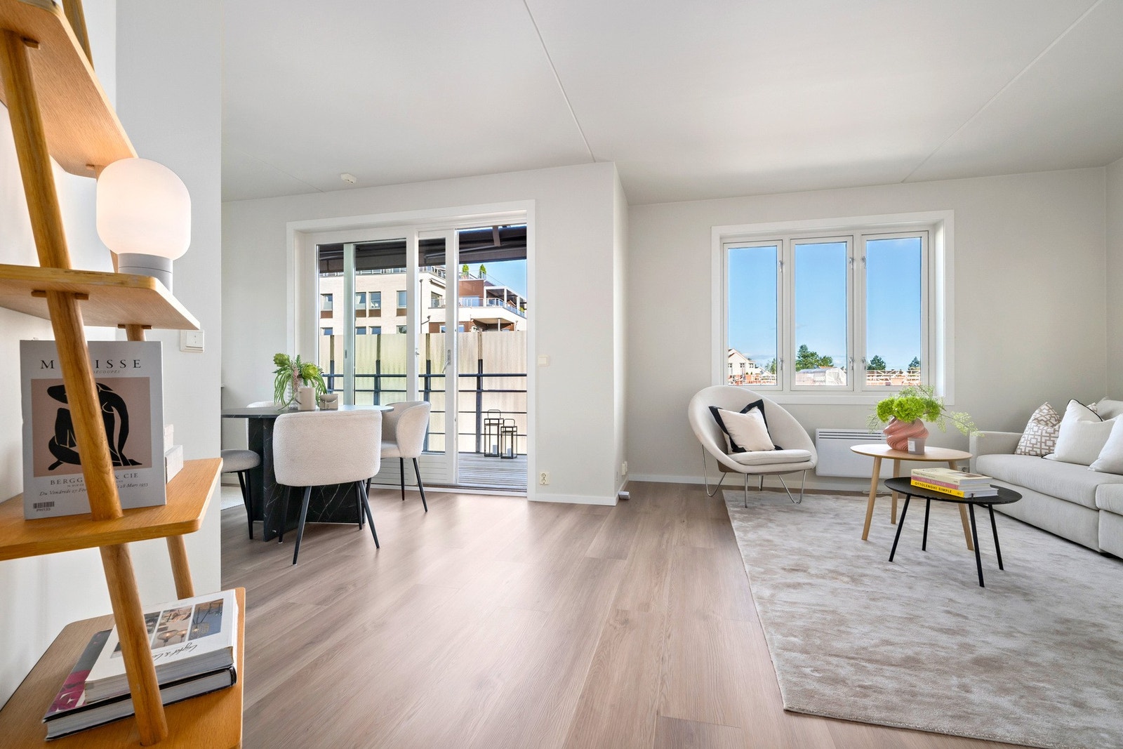 Leiligheten har en åpen stue-/kjøkkenløsning som sørger for et lyst og sosialt oppholdsrom Galleribilde