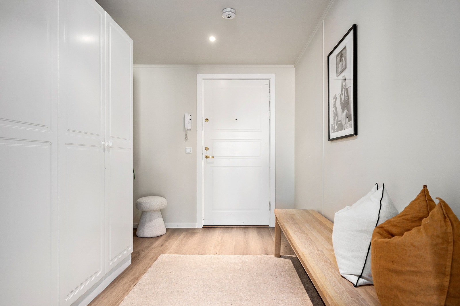 Lys og innbydende entré med calling-anlegg Galleribilde