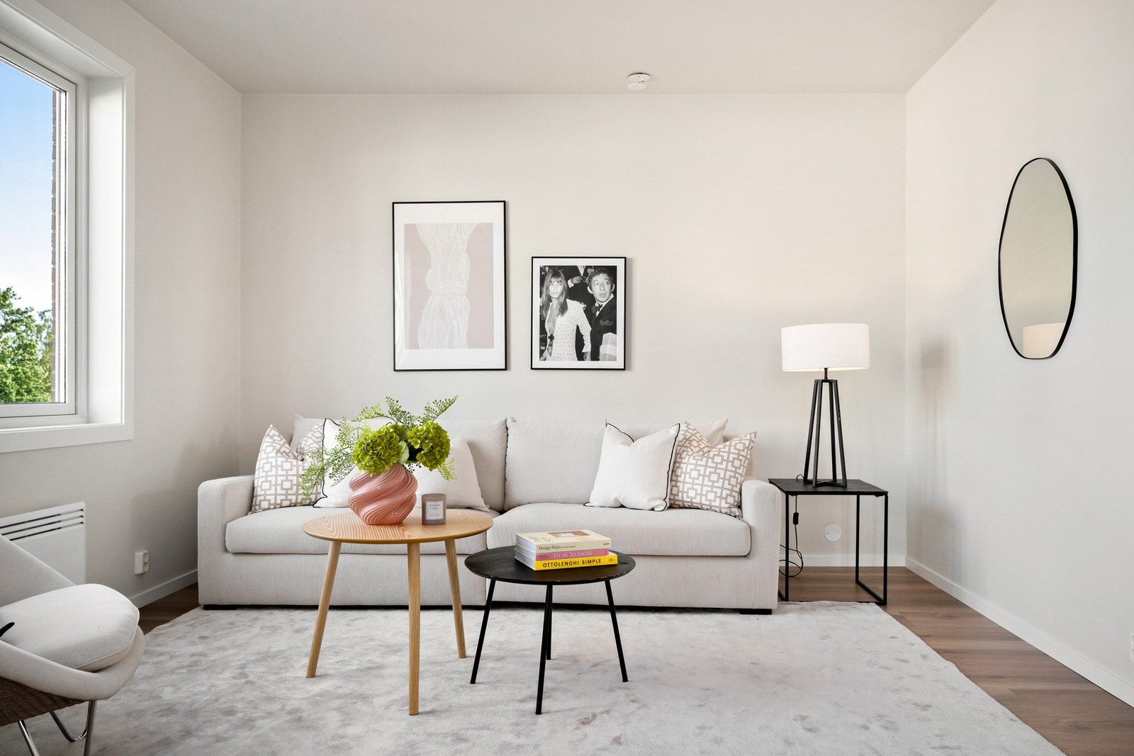 Store vindusflater sørger for rikelig med naturlig lysinnslipp Galleribilde