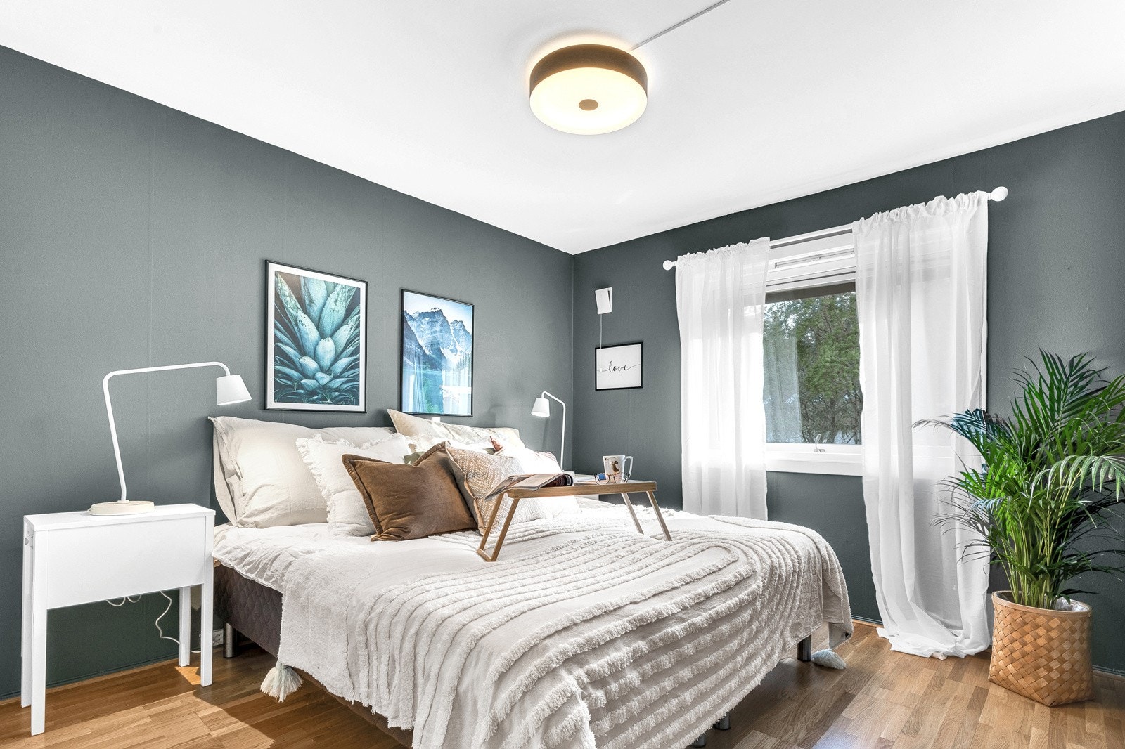 Boligen har tre innbydende soverom i andre etasje, alle med solskjerming fra 2017. Galleribilde